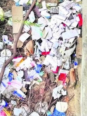 చెత్తకుప్పలో ప్రభుత్వ వైద్యశాల మందులు 1