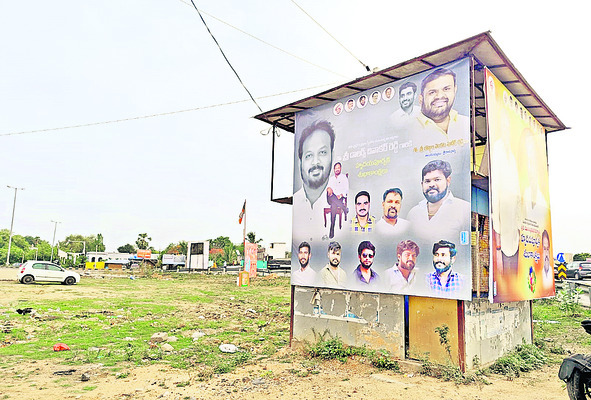 పోలీస్ అవుట్ పోస్ట్కు కూటమి బ్యానర్లు1