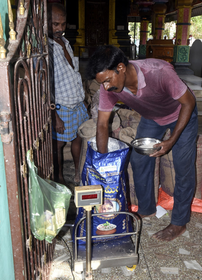 andrapradesh government stops ration door delivery8