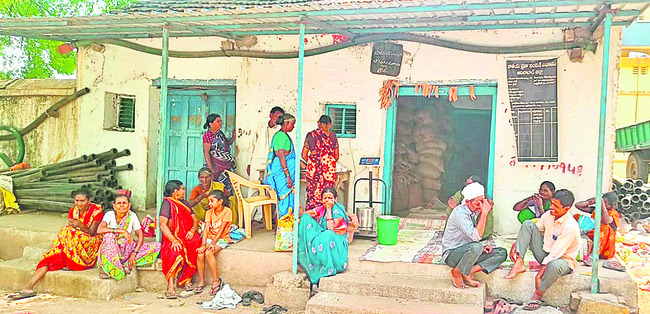 ● మూడు నెలల కోటా బియ్యం పంపిణీలో జాప్యం ● తోడైన సర్వర్‌1