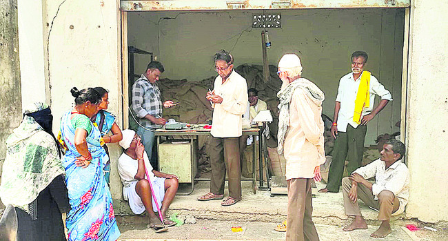 ● మూడు నెలల కోటా బియ్యం పంపిణీలో జాప్యం ● తోడైన సర్వర్‌4