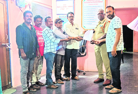 సాక్షి కార్యాలయాలపై దాడులు సరికాదు 1