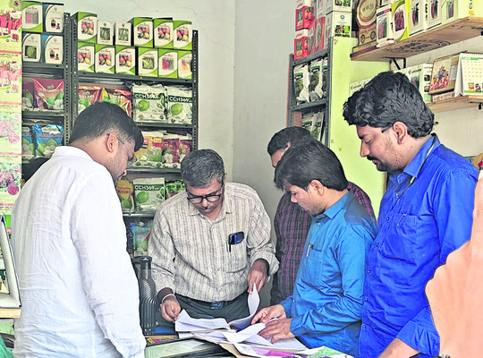 విత్తన దుకాణాల్లో తనిఖీలు
3