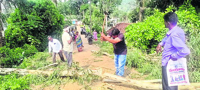 ఈదురుగాలులతో ఆటోపై కూలిన విద్యుత్‌ స్తంభం 1
