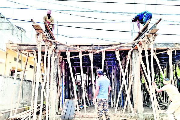 అక్రమ కట్టడం తొలగింపు1