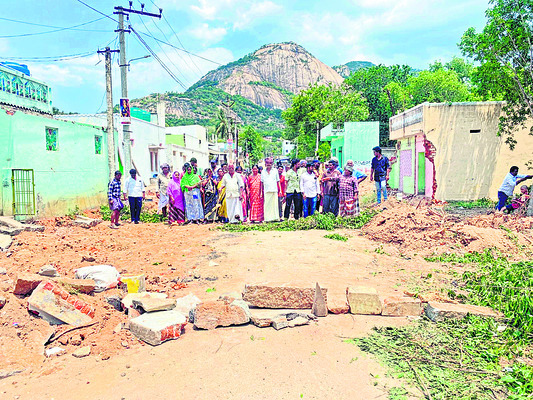 ఒకే బస్సు.. నలభై అడుగుల రోడ్డు! 1