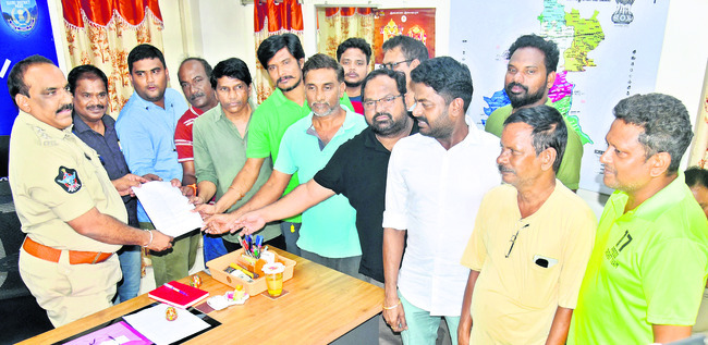‘సాక్షి’ కార్యాలయాలపై దాడులు అమానుషం 1