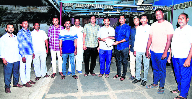 సాక్షిపై దాడి అప్రజాస్వామికం 1