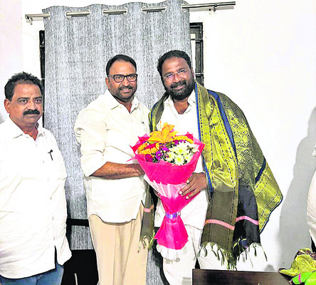 కొత్త మంత్రులను కలిసిన డీసీసీ అధ్యక్షుడు
1