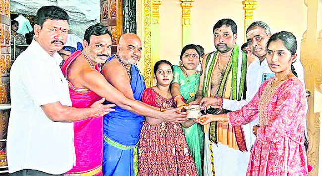 వెండి కిరీటం బహూకరణ2