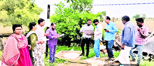 ఈజీఎస్ పనుల పరిశీలన1