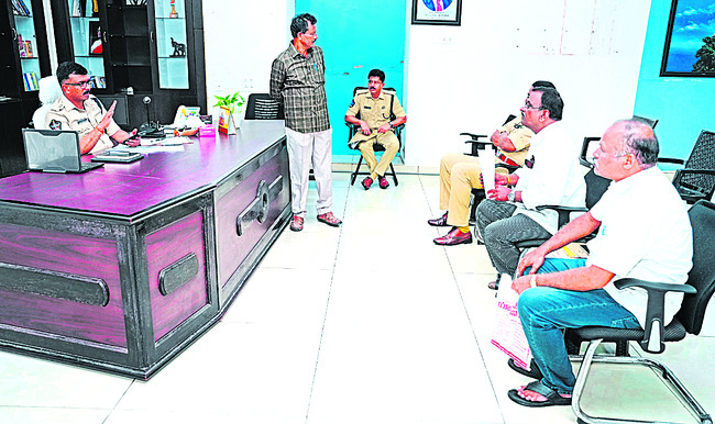 అర్జీలకు ప్రత్యేక ప్రాధాన్యత ఇవ్వండి1