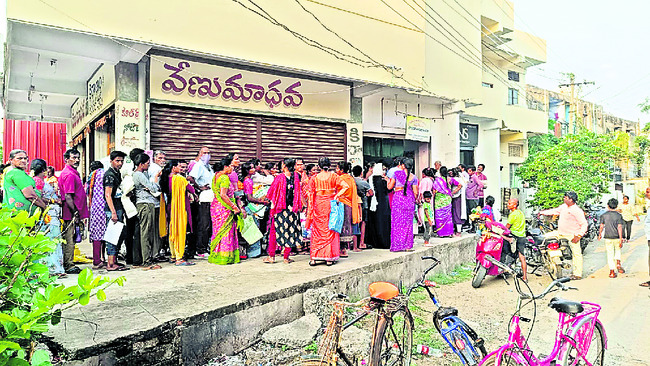 మూడు నెలల రేషన్‌ కోసం మూడు రోజులు లైన్‌లో!1