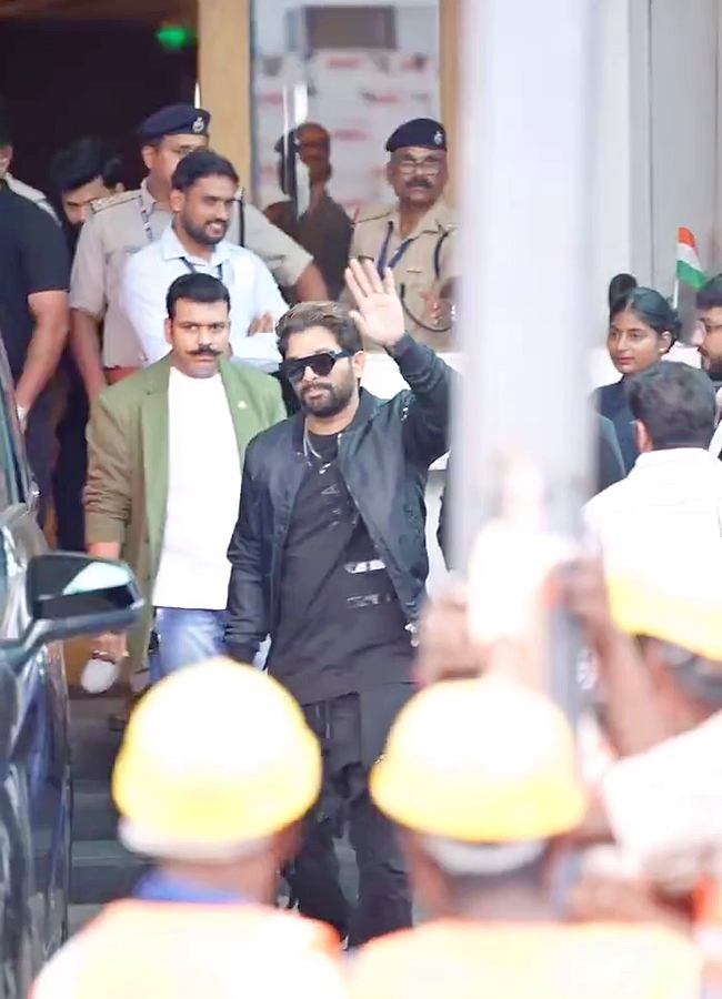 Allu Arjun spotted with new look at Mumbai Airport, Viral Photos10