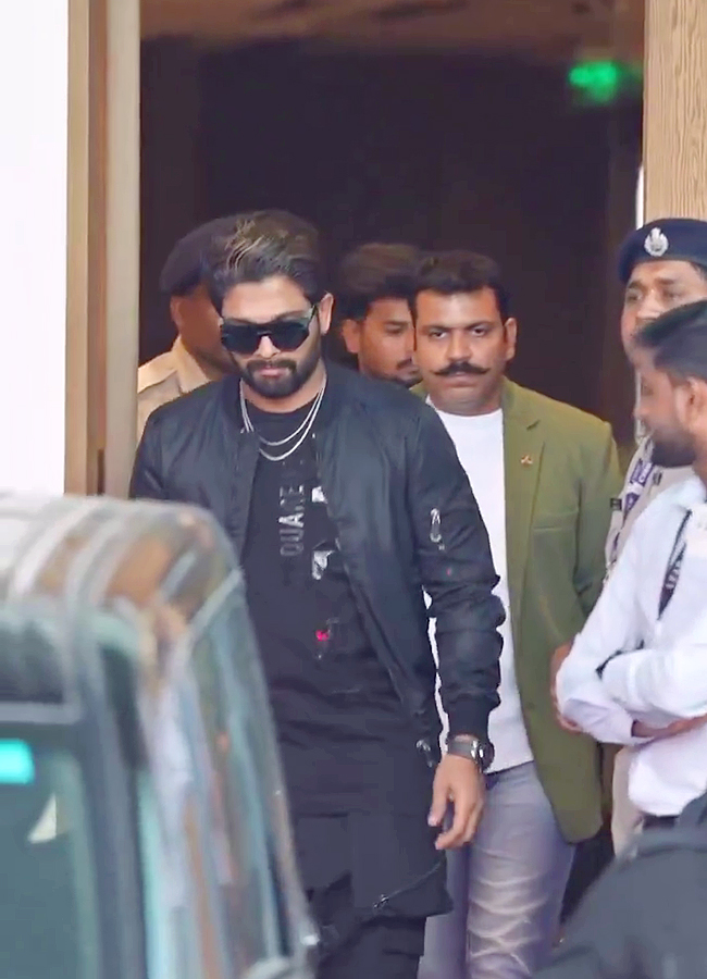 Allu Arjun spotted with new look at Mumbai Airport, Viral Photos11