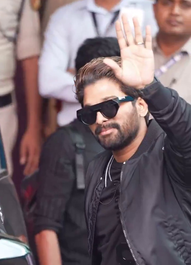 Allu Arjun spotted with new look at Mumbai Airport, Viral Photos12