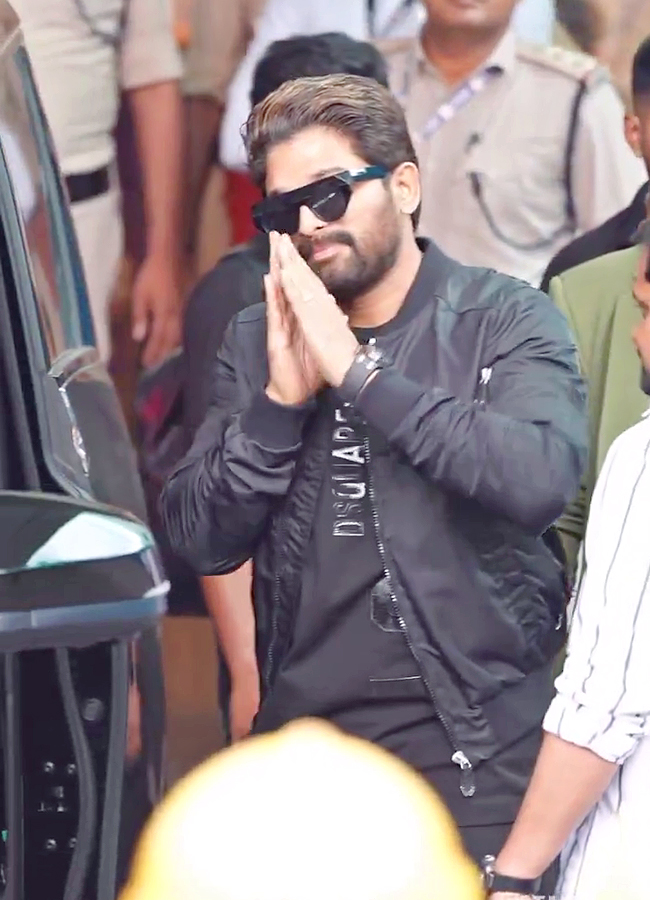 Allu Arjun spotted with new look at Mumbai Airport, Viral Photos13