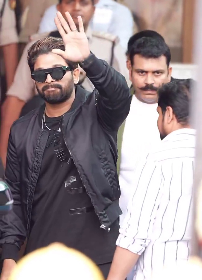 Allu Arjun spotted with new look at Mumbai Airport, Viral Photos14