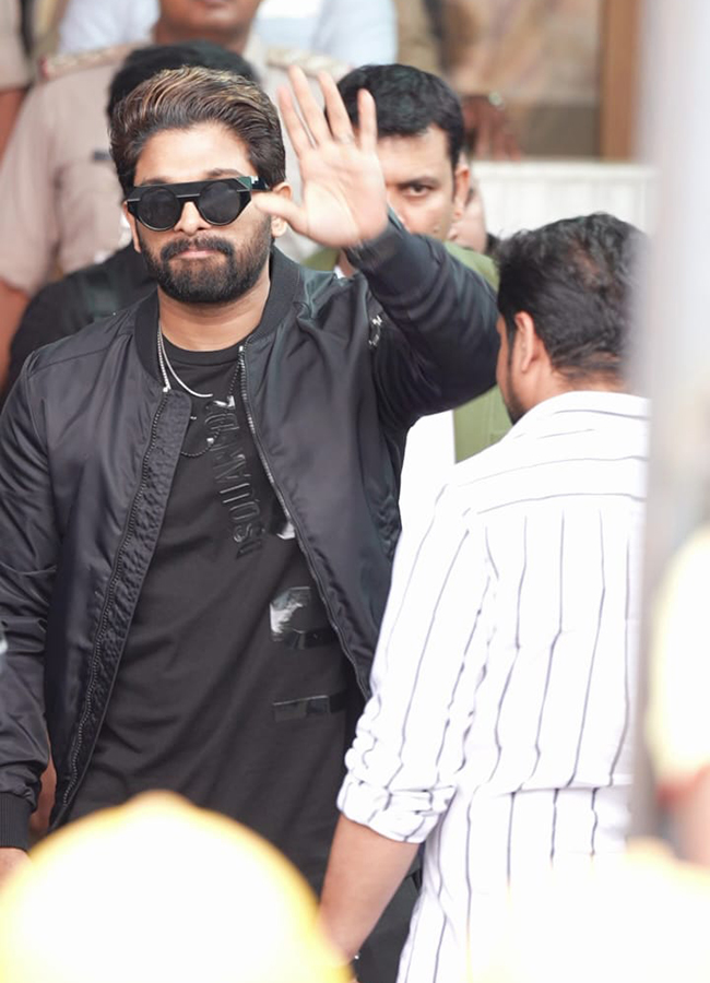 Allu Arjun spotted with new look at Mumbai Airport, Viral Photos2