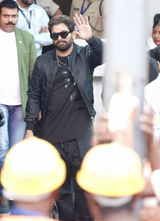 Allu Arjun spotted with new look at Mumbai Airport, Viral Photos5