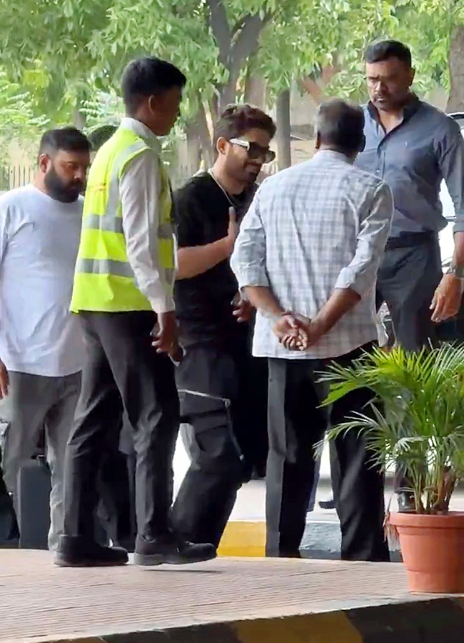 Allu Arjun spotted with new look at Mumbai Airport, Viral Photos6