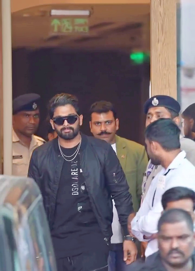 Allu Arjun spotted with new look at Mumbai Airport, Viral Photos7
