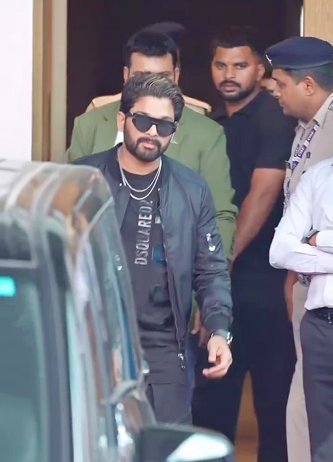 Allu Arjun spotted with new look at Mumbai Airport, Viral Photos9