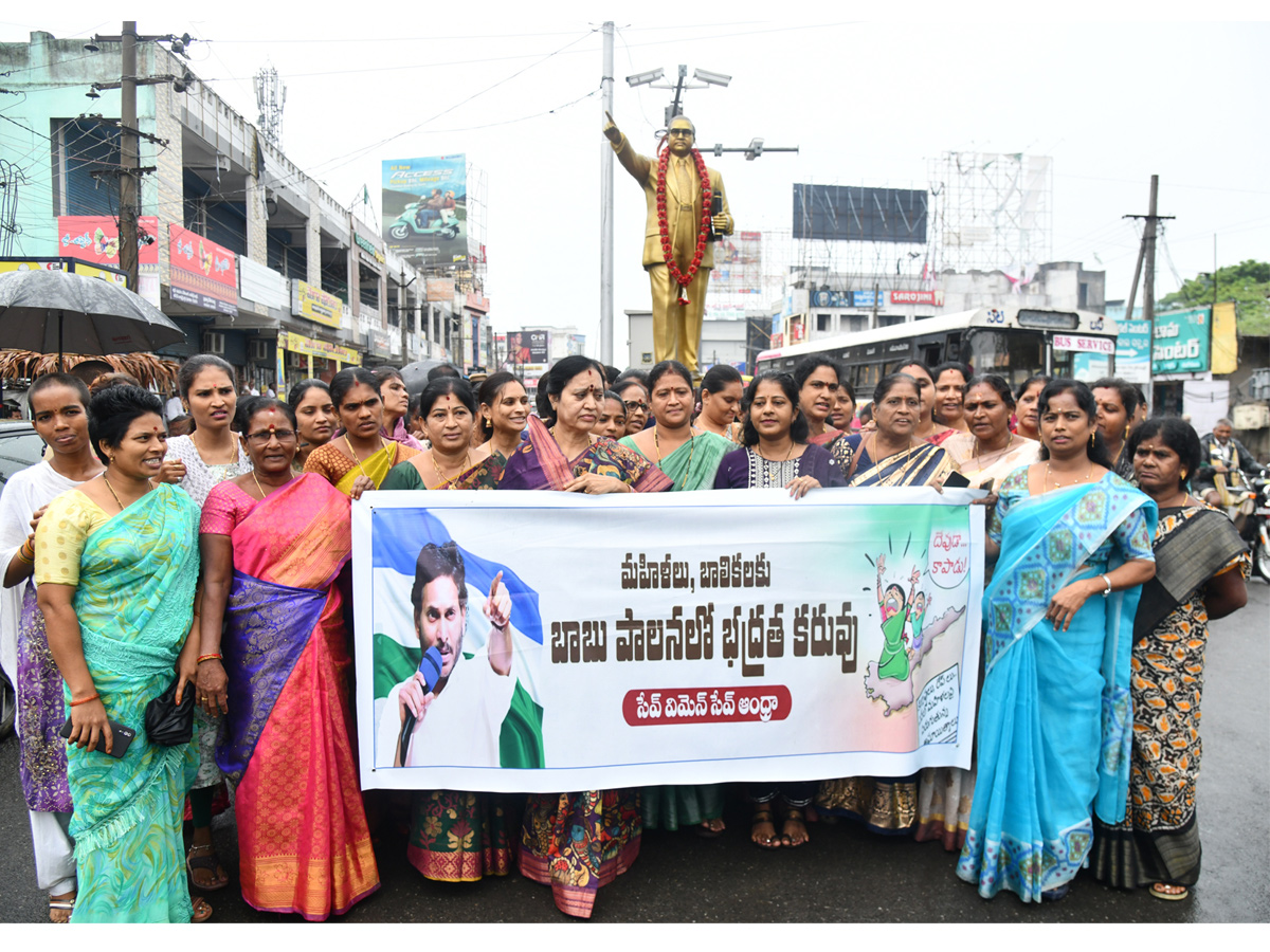 Women Protest Against CM Chandrababu Over Illegal Cases On YSRCP Leaders Photos12