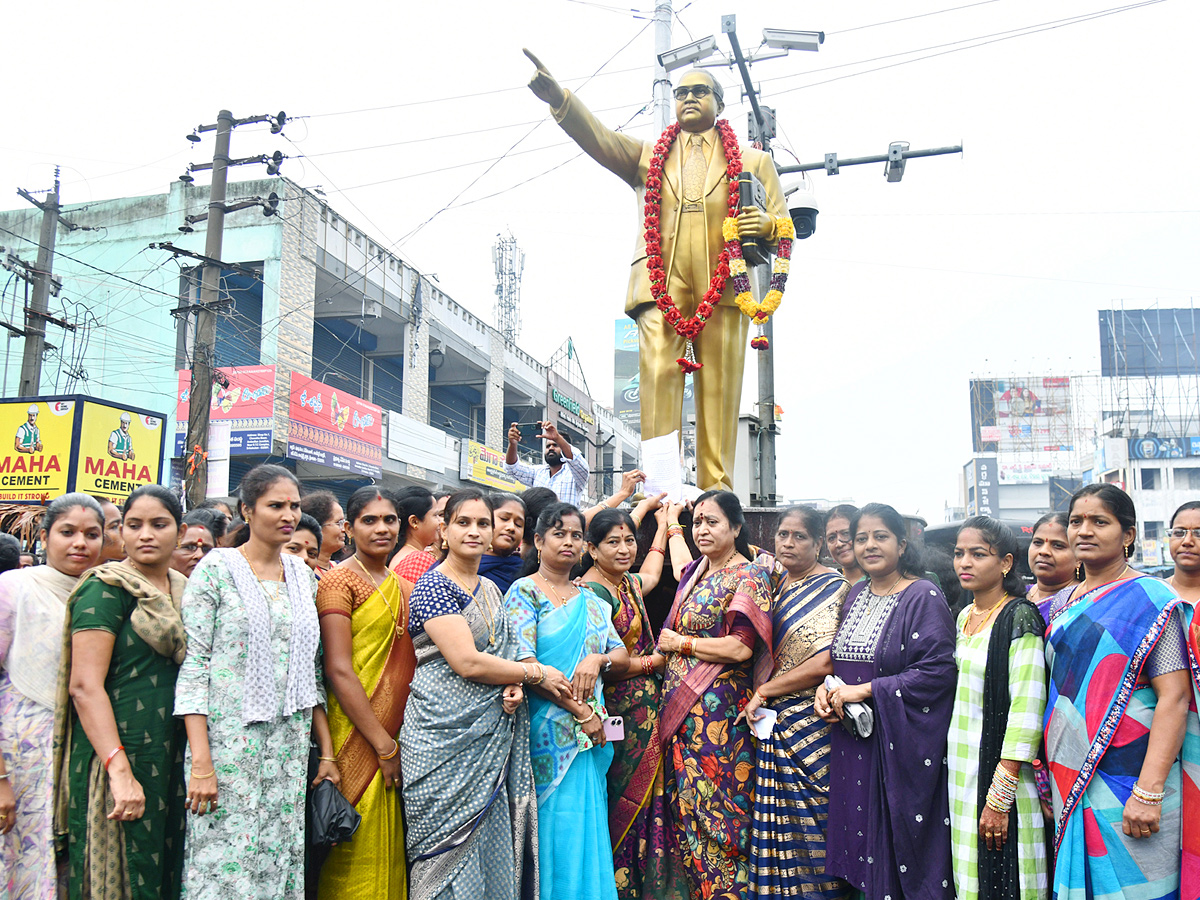 Women Protest Against CM Chandrababu Over Illegal Cases On YSRCP Leaders Photos13