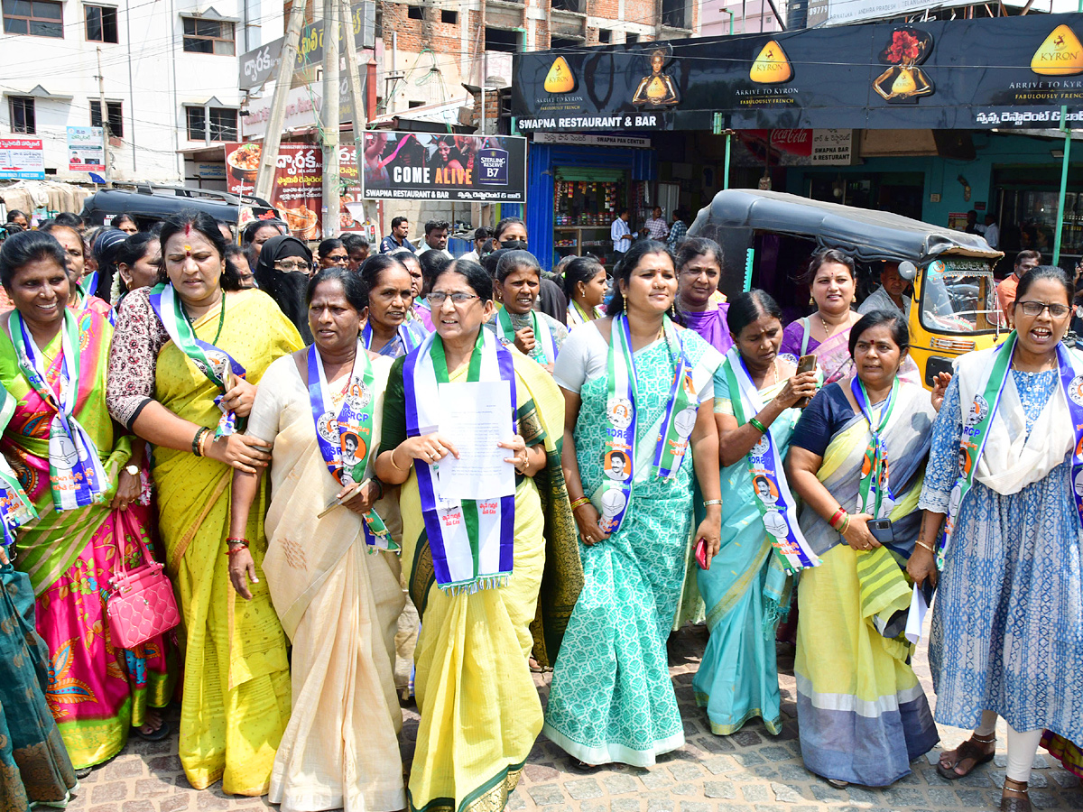 Women Protest Against CM Chandrababu Over Illegal Cases On YSRCP Leaders Photos14