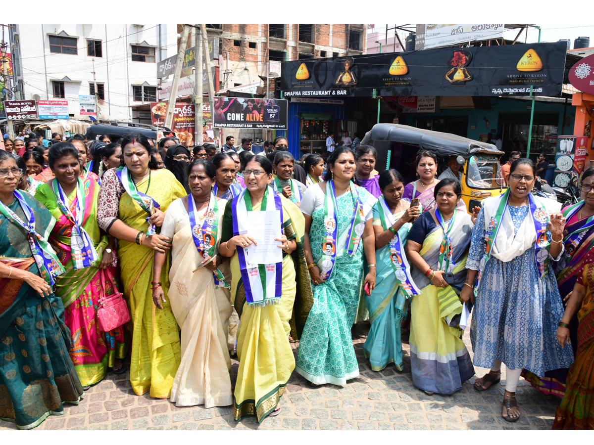 Women Protest Against CM Chandrababu Over Illegal Cases On YSRCP Leaders Photos15