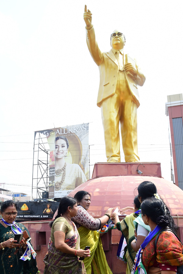 Women Protest Against CM Chandrababu Over Illegal Cases On YSRCP Leaders Photos16