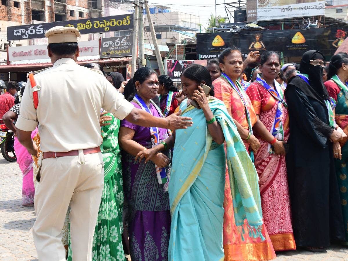 Women Protest Against CM Chandrababu Over Illegal Cases On YSRCP Leaders Photos17