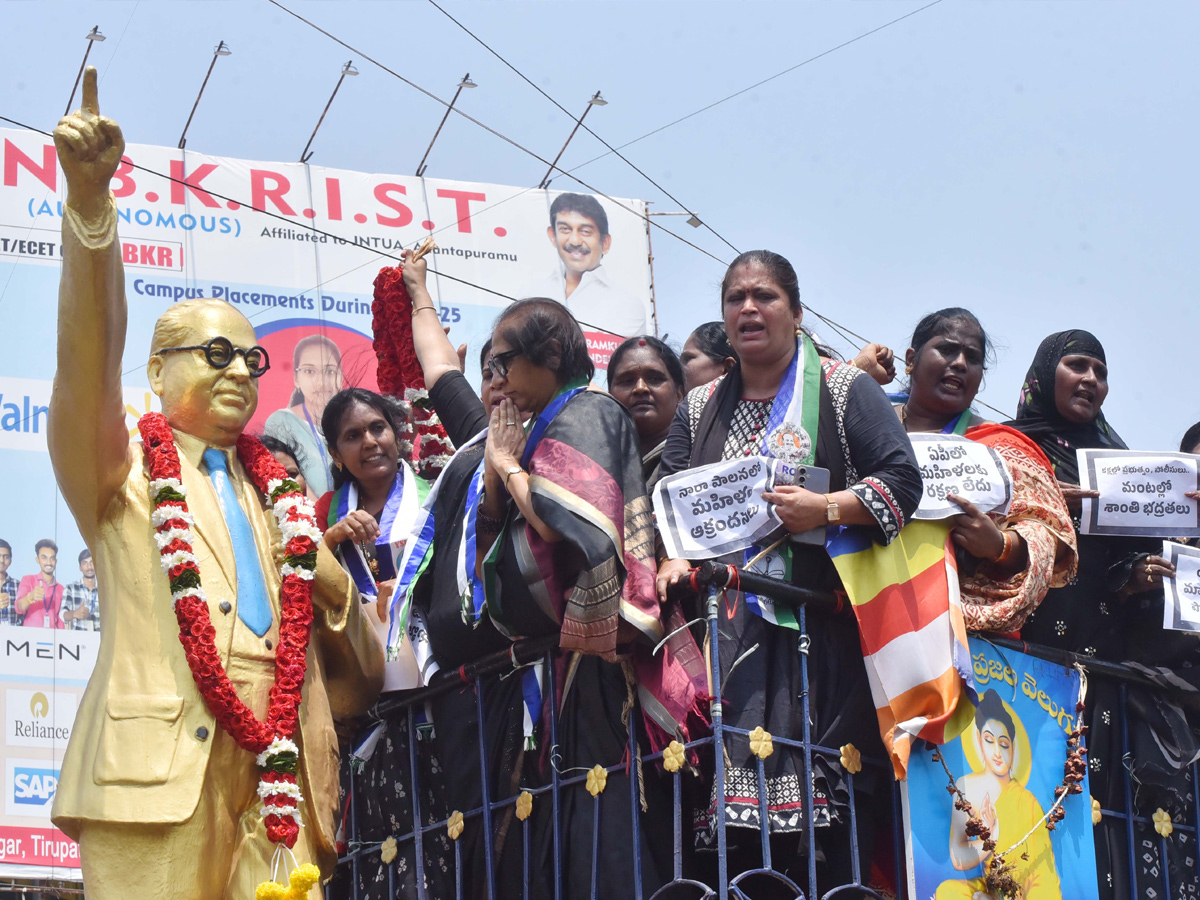 Women Protest Against CM Chandrababu Over Illegal Cases On YSRCP Leaders Photos18