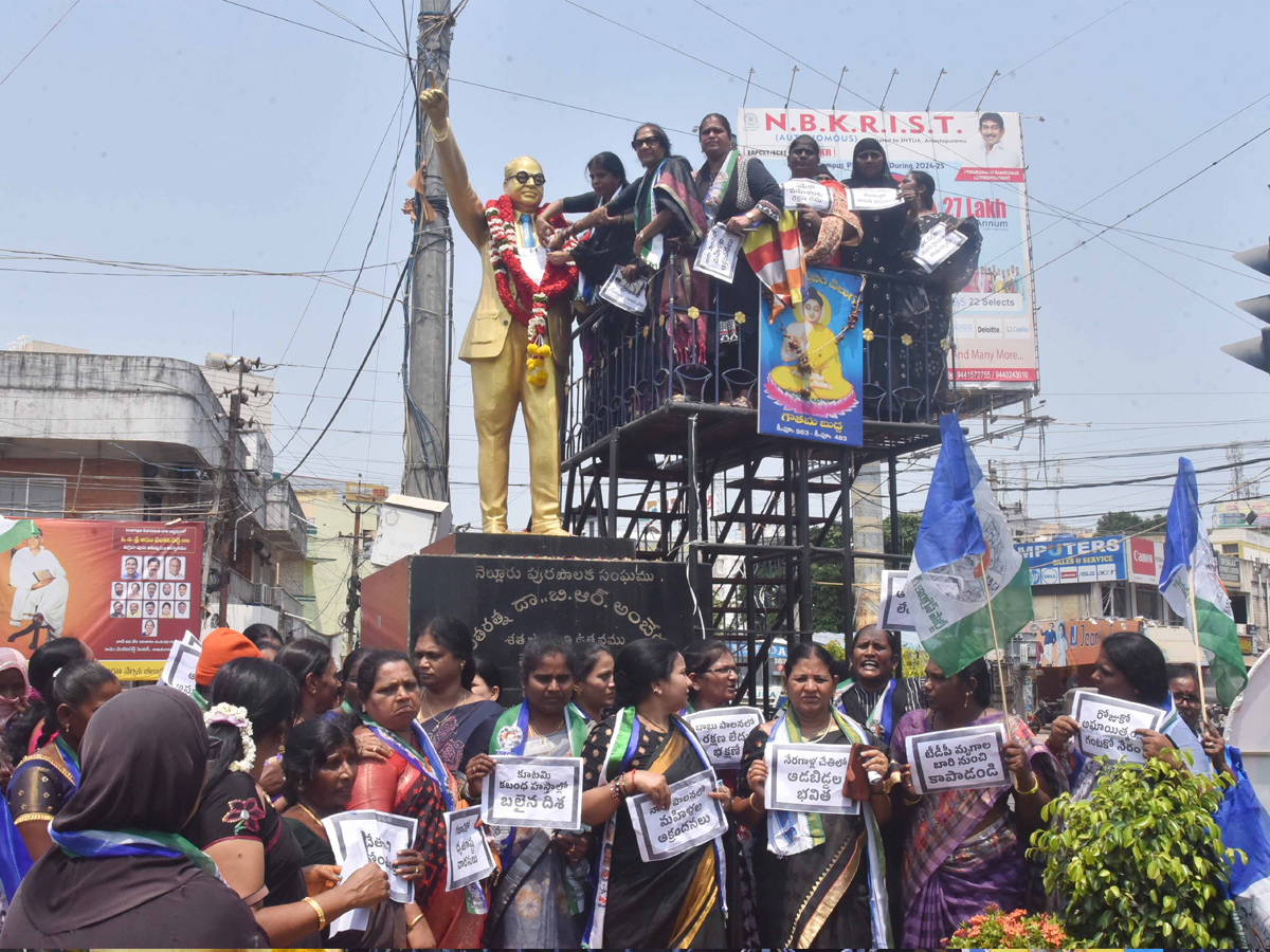 Women Protest Against CM Chandrababu Over Illegal Cases On YSRCP Leaders Photos19