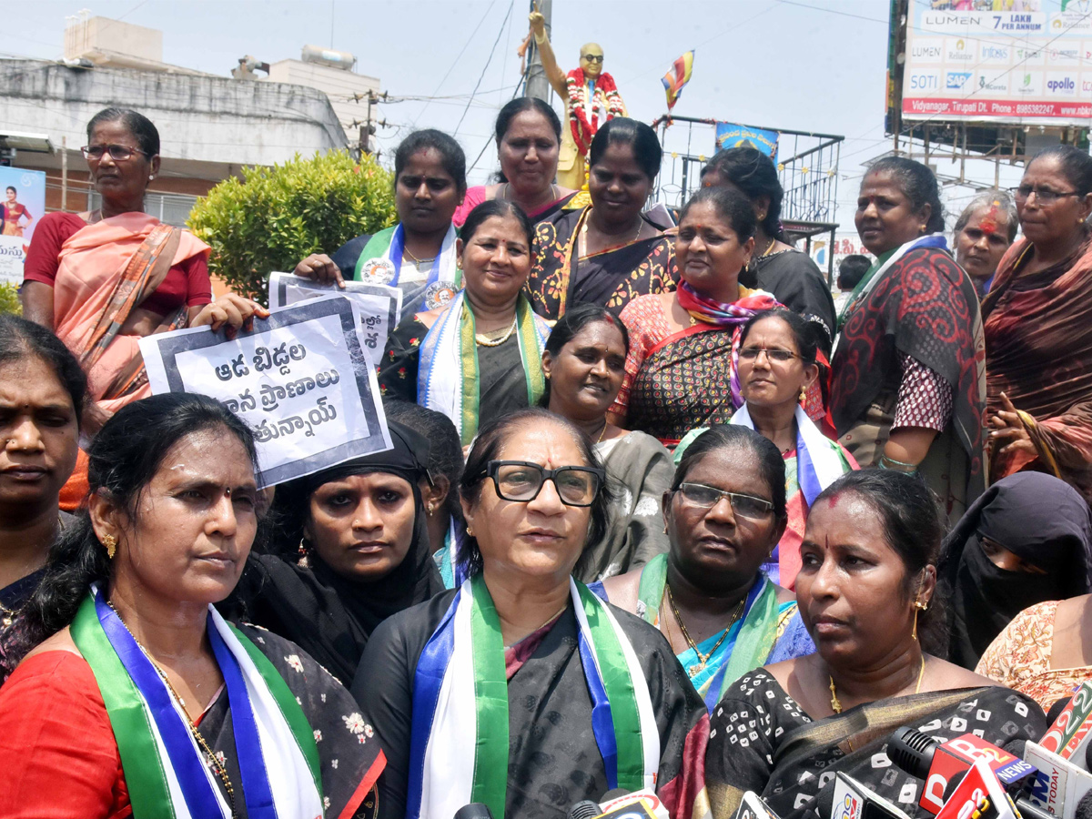 Women Protest Against CM Chandrababu Over Illegal Cases On YSRCP Leaders Photos20