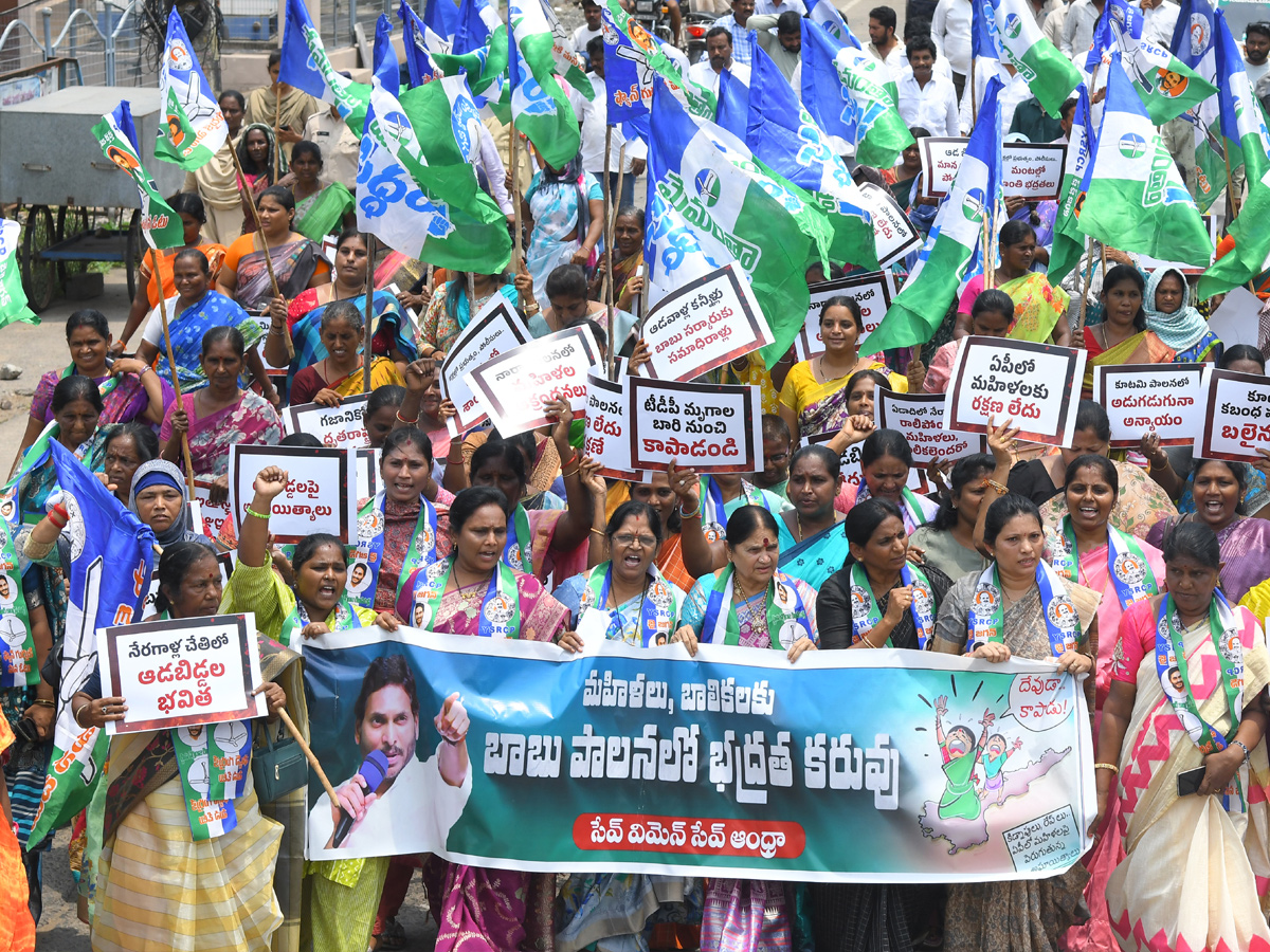 Women Protest Against CM Chandrababu Over Illegal Cases On YSRCP Leaders Photos24