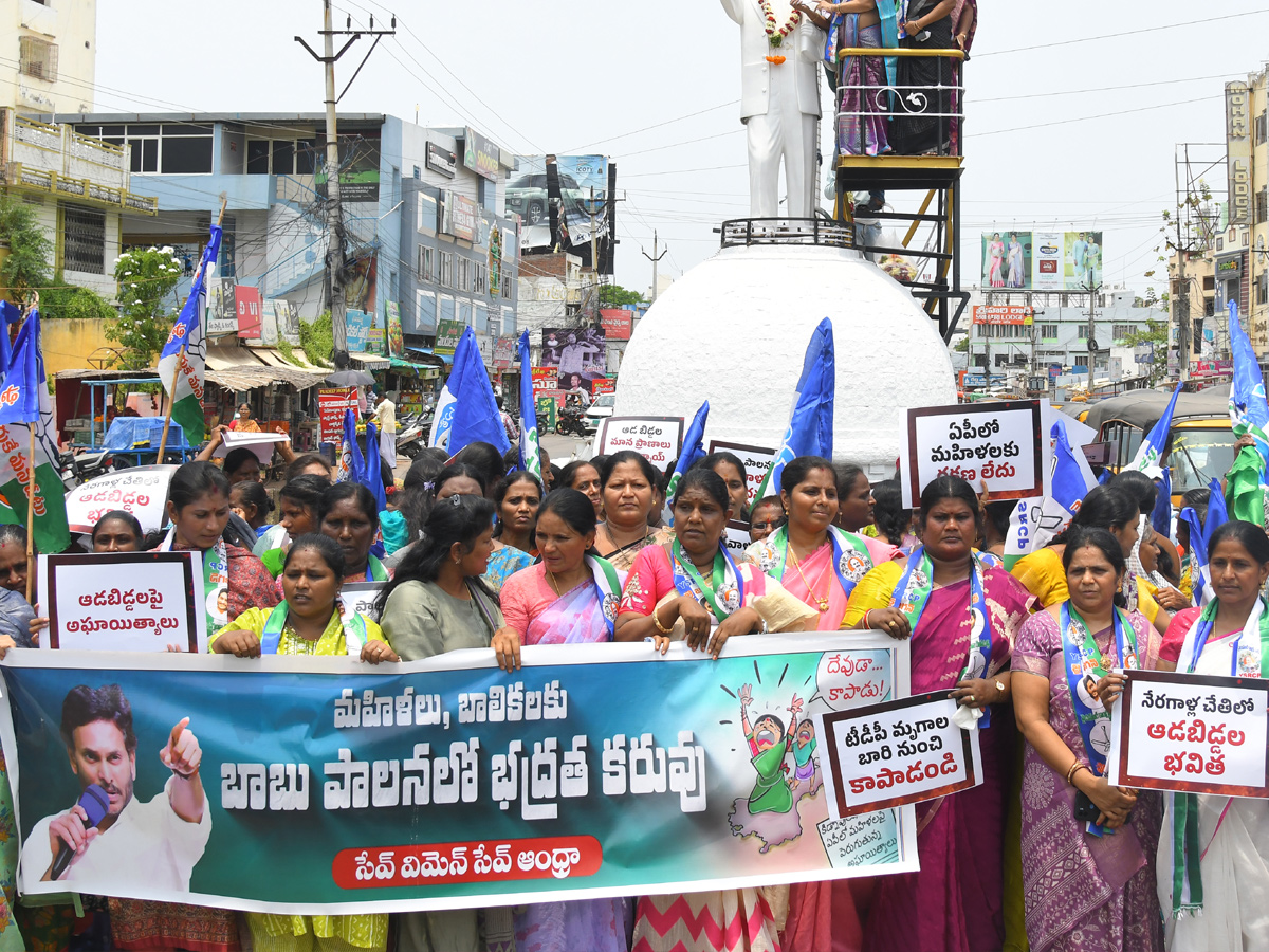 Women Protest Against CM Chandrababu Over Illegal Cases On YSRCP Leaders Photos25