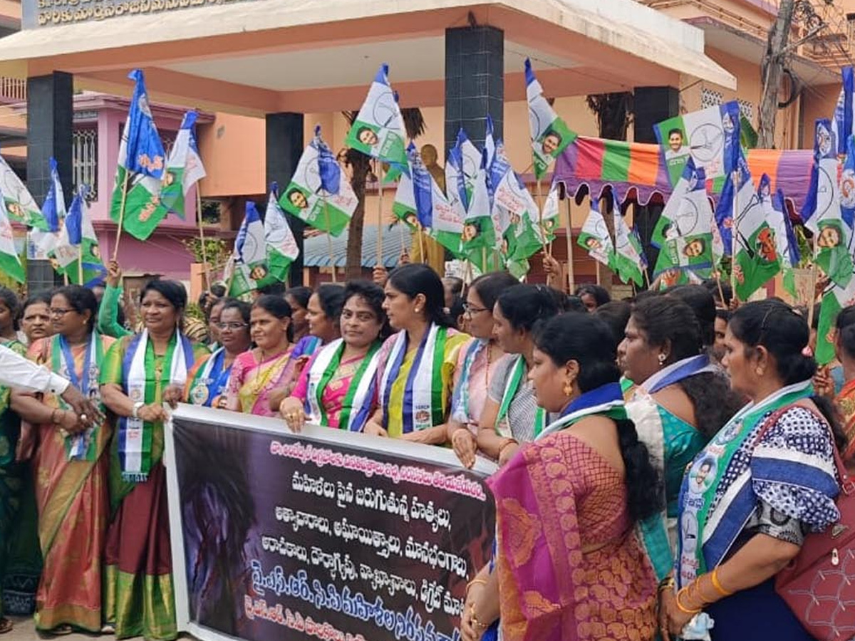 Women Protest Against CM Chandrababu Over Illegal Cases On YSRCP Leaders Photos3