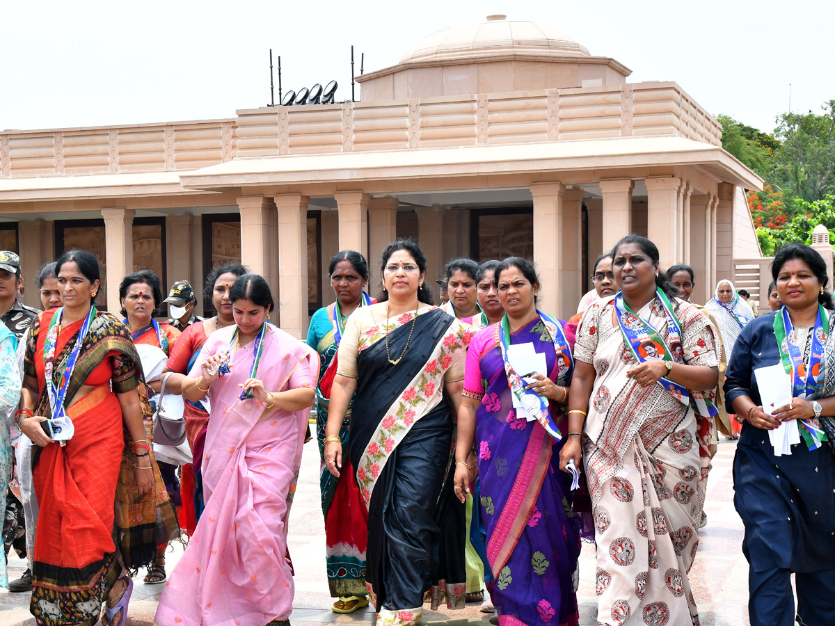 Women Protest Against CM Chandrababu Over Illegal Cases On YSRCP Leaders Photos28