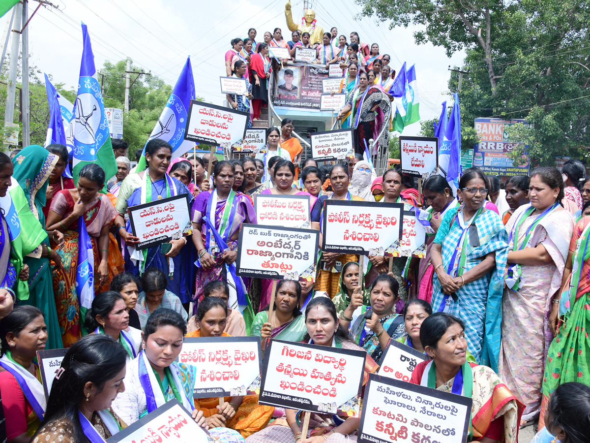 Women Protest Against CM Chandrababu Over Illegal Cases On YSRCP Leaders Photos4