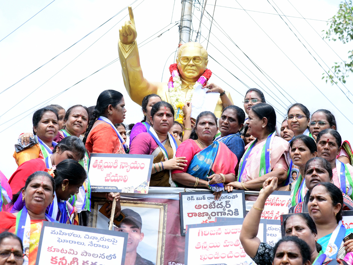 Women Protest Against CM Chandrababu Over Illegal Cases On YSRCP Leaders Photos5
