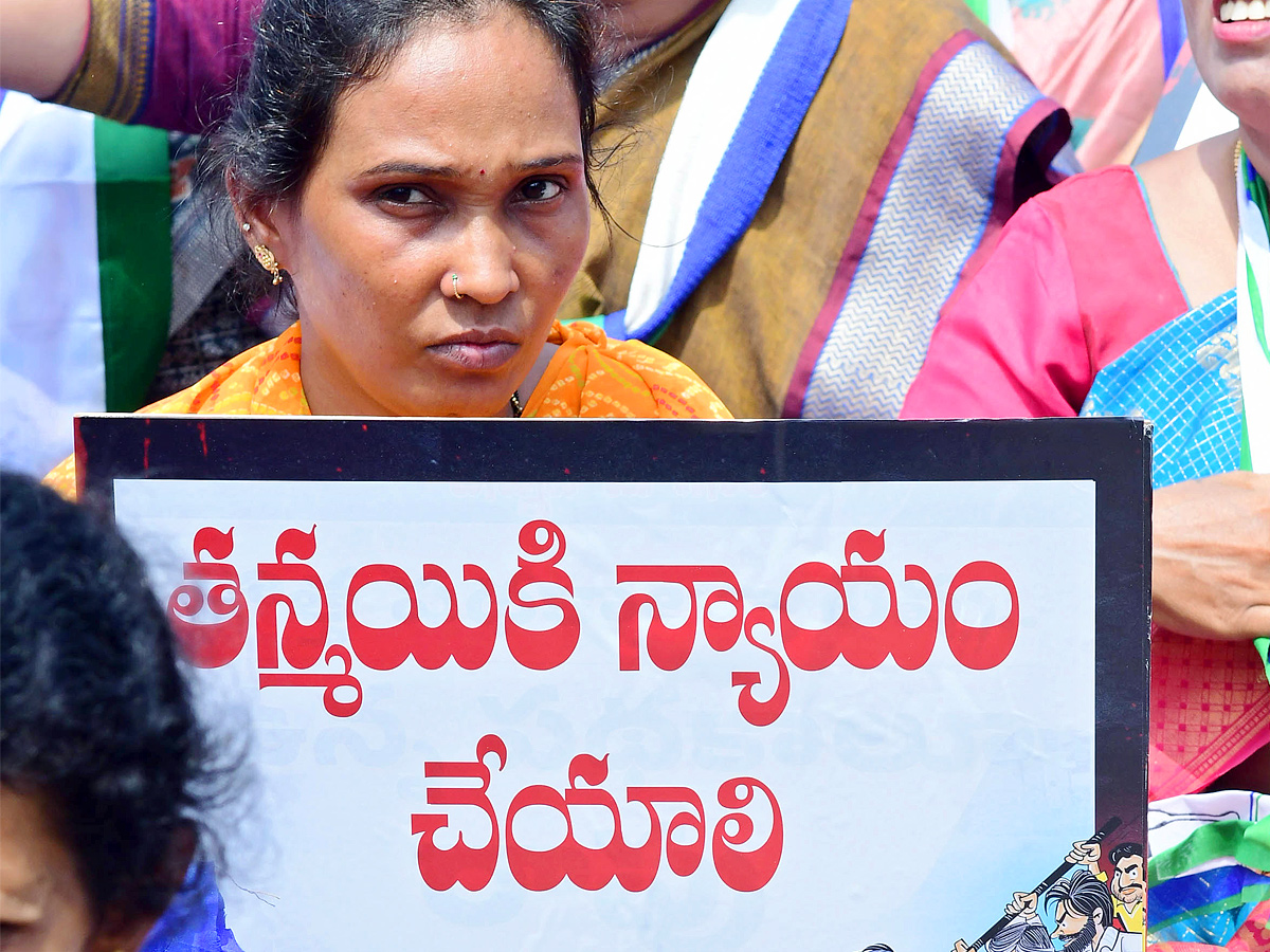 Women Protest Against CM Chandrababu Over Illegal Cases On YSRCP Leaders Photos7