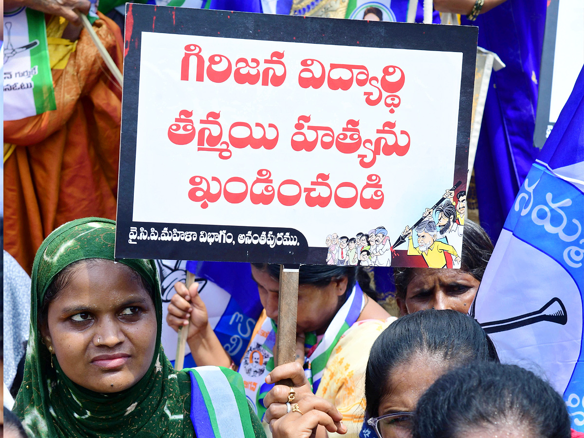 Women Protest Against CM Chandrababu Over Illegal Cases On YSRCP Leaders Photos8