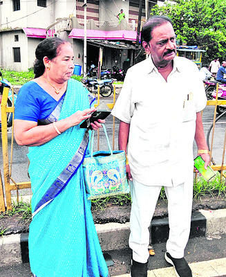 కారును ఢీకొన్న టిప్పర్‌ లారీ 1