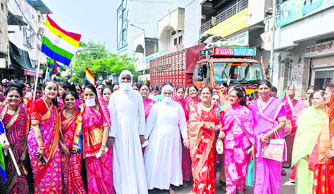 కోట్ల ఆస్తిని త్యజించి.. సన్యాస దీక్ష స్వీకరించి 1
