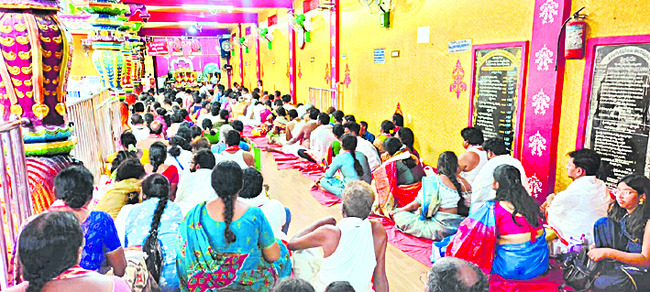 భక్తులతో పోటెత్తిన కార్తికేయుని ఆలయం 1