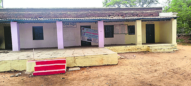 సమస్యల ఏలు‘బడి’!1