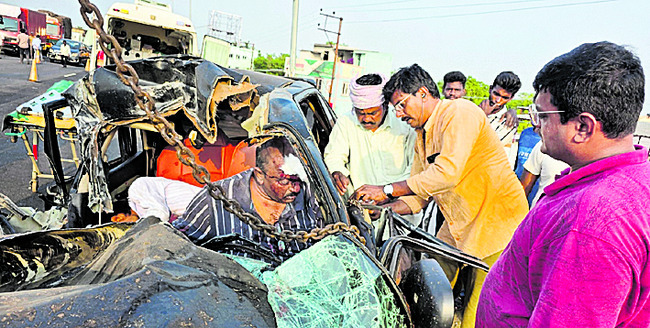 రోడ్డు ప్రమాదంలో ఇద్దరు మెకానిక్లు దుర్మరణం 1