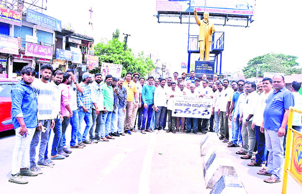 పూర్తిస్థాయిలో అందని దుస్తులు, నోట్బుక్స్1